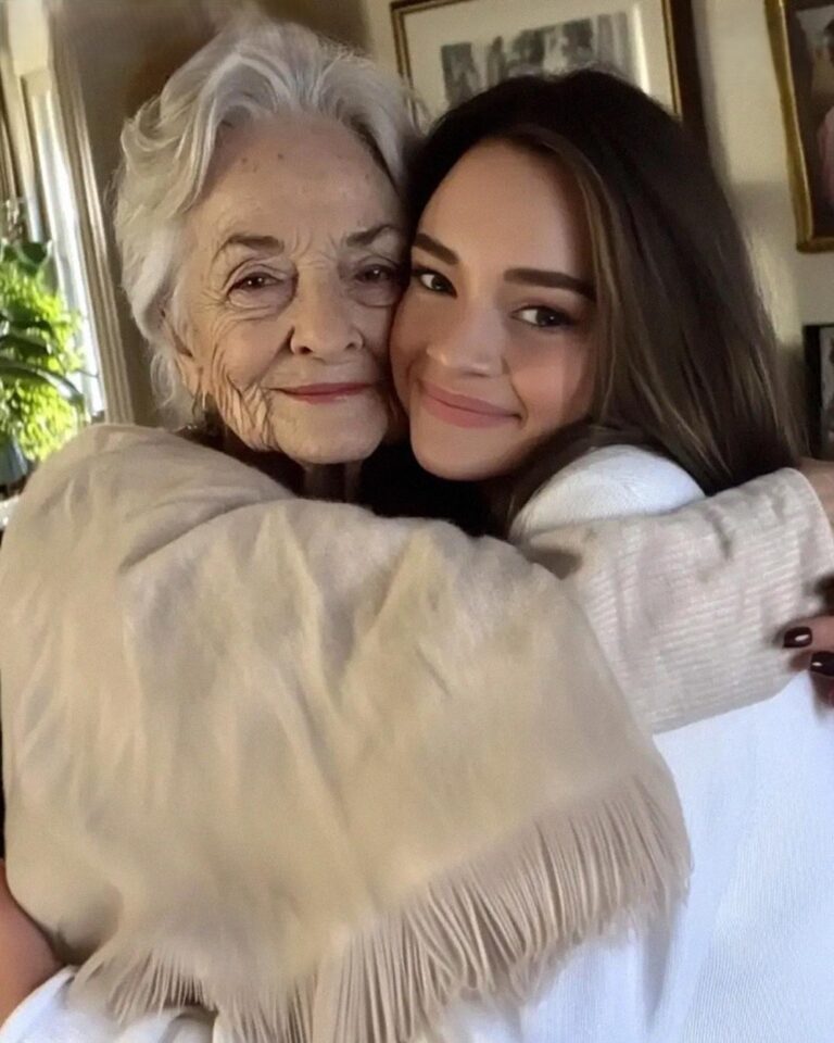 At My Grandma’s Funeral, I Saw My Mom Hiding a Package in the Coffin — I Quietly Took It & Was Stunned When I Looked Inside